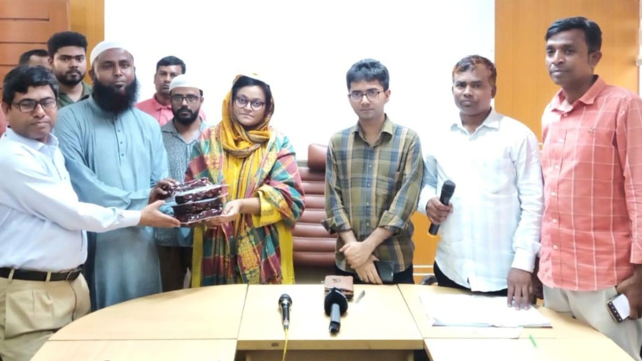 বগুড়ার নন্দীগ্রামে সৌদি বাদশাহর উপহার খেজুর পেল এতিম ও মাদ্রাসার শিক্ষার্থীরা  